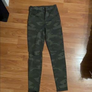 American eagle super hi rise size 6 camo jeans